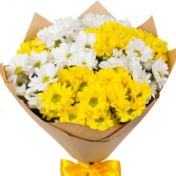 Букет из белых и желтых хризантем